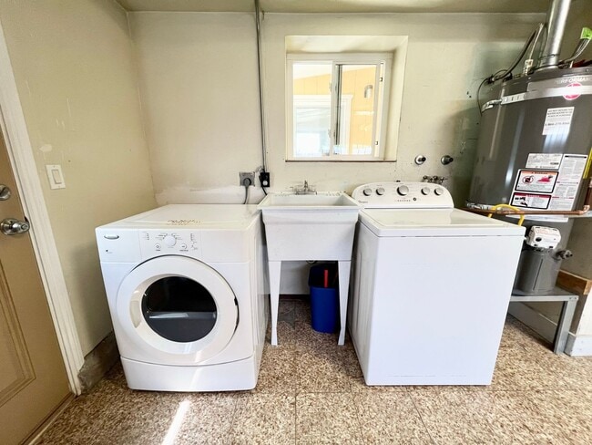 Building Photo - Updated 3-Bed / 2-Bath Single-Family Home!