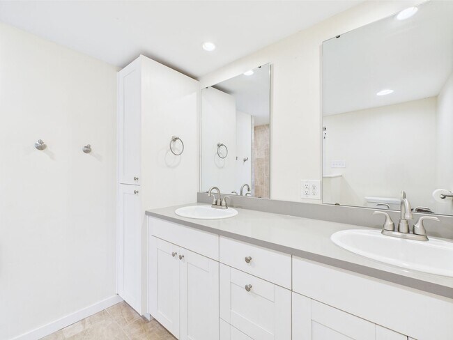 Building Photo - Charming 3-Bedroom Retreat with 2 Full Baths in the Heart of Fredericksburg!