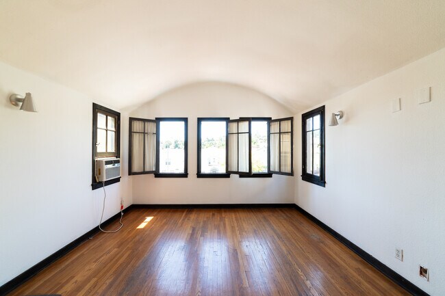 Building Photo - 836 Silverlake Blvd-