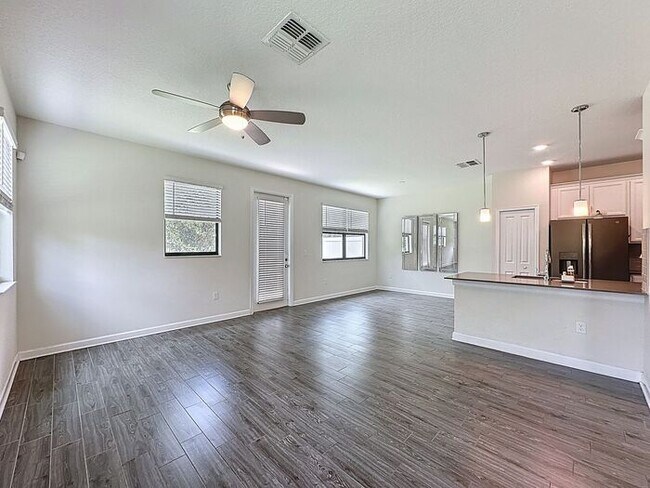 Building Photo - Beautiful Furnished townhome in Vistas of ...