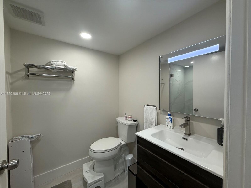 Building Photo - 9405 Fontainebleau Blvd