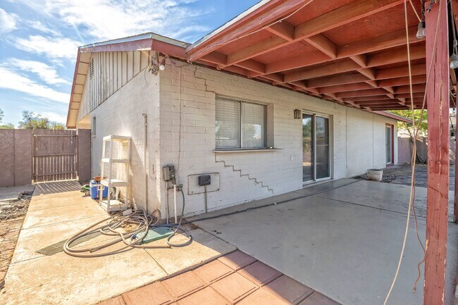 Building Photo - 2104 E Cornell Dr