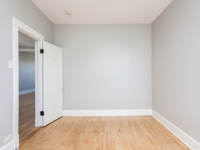 Building Photo - 901 N Mozart St