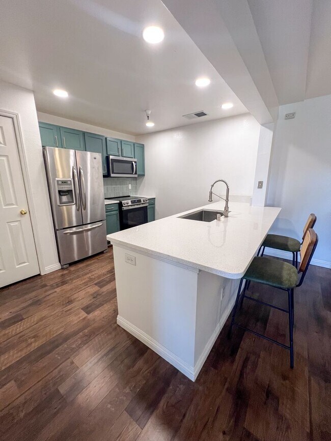 Building Photo - Fully Furnished Stunner Close to UNR!!