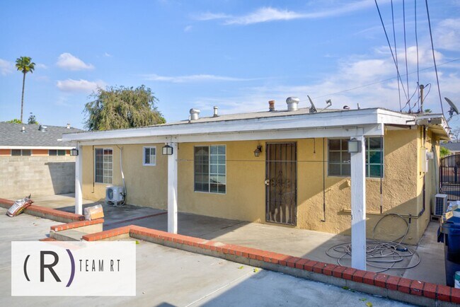 Building Photo - Contemporary Newly Renovated 3 Bedroom 2 Bathroom Residence