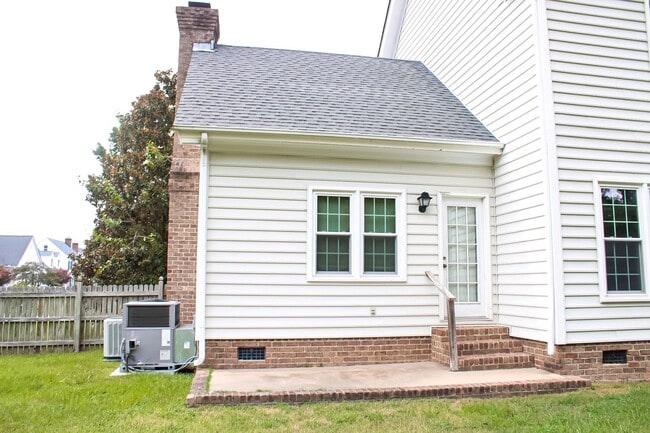 Building Photo - 4400 Dewfield Dr N