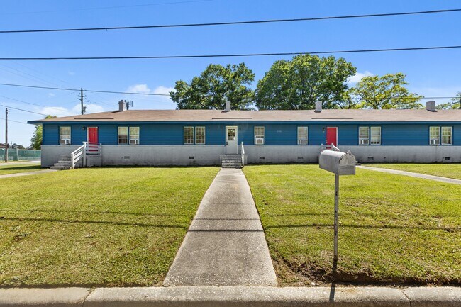 Building Photo - 2101 Montclair Dr