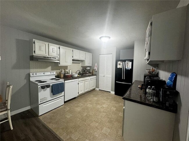 Building Photo - 300 Smithfield Rd