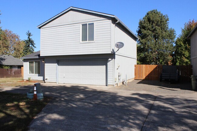Building Photo - 4 BR, 2 1/2 BA home with fenced yard in qu...