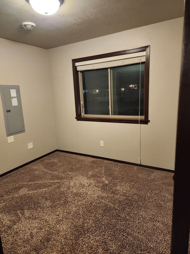 Building Photo - Three bedroom two bathroom Twin home