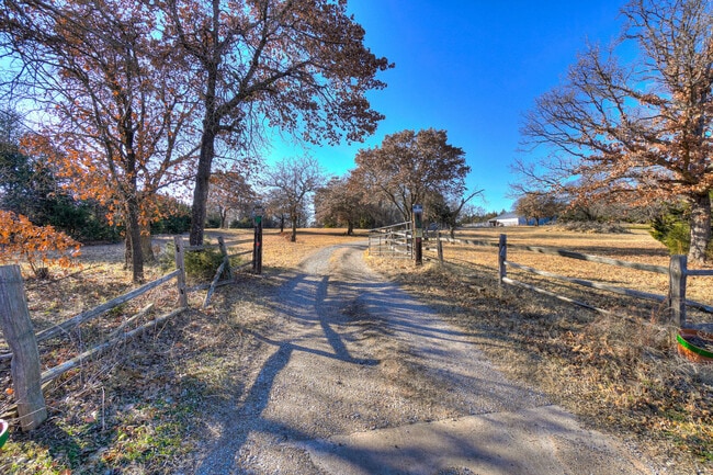 Building Photo - Beautiful 2 bed Ranch style home on 5 acres!