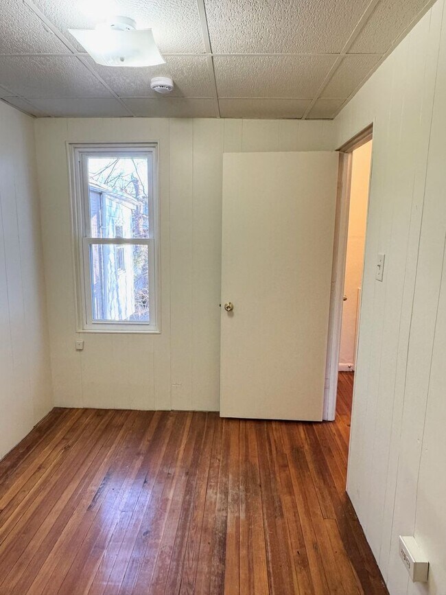 Building Photo - 4 Bedroom Townhome