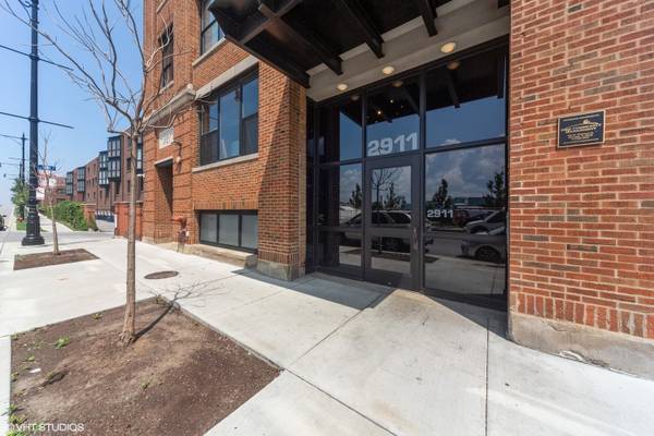 Building Photo - 2911 N Western Ave