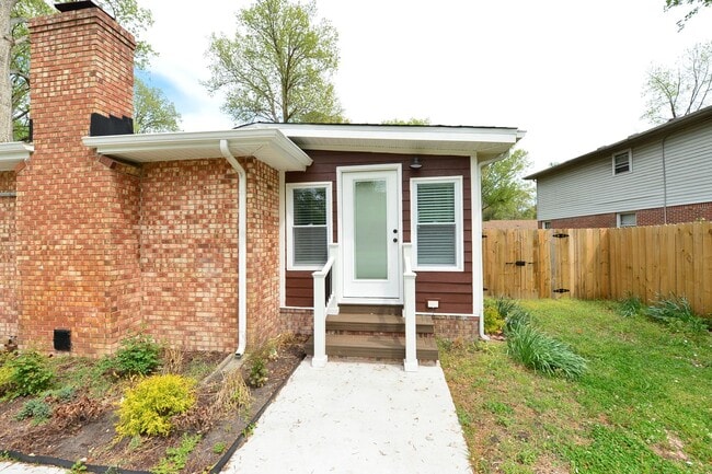 Building Photo - 817 Englewood Dr