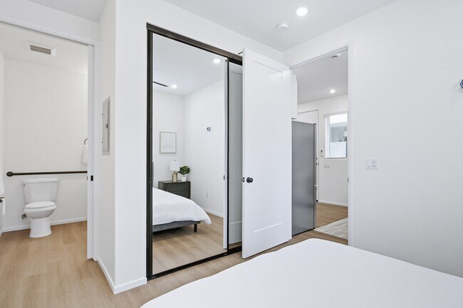 Building Photo - 3042-3044 J St