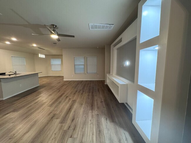 Building Photo - Cute & Cozy 3 Bdrm 2 Bath