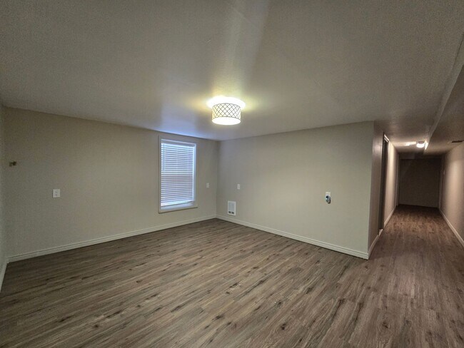 Building Photo - 1403 12th St W