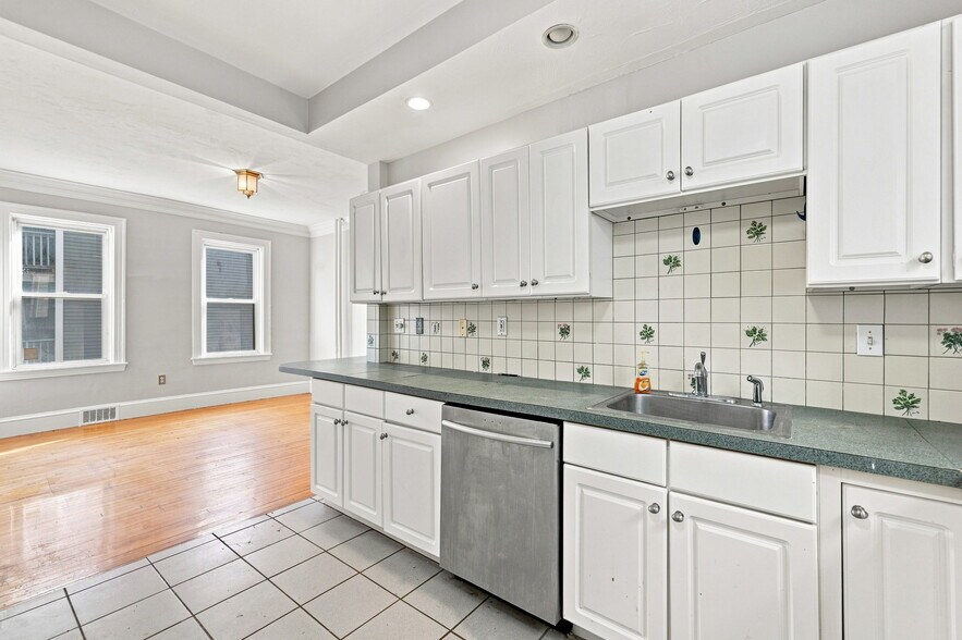 Building Photo - 147 Murdock St