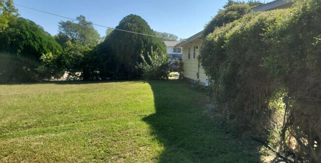 Building Photo - 2731 N Pershing Ct