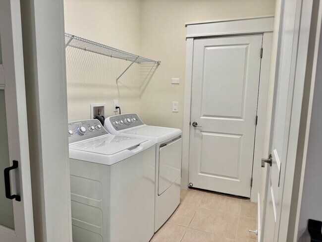 Building Photo - Stunning 4/3 with NO REAR NEIGHBORS!