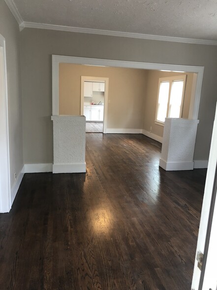 Entry/living room space looking towards dining room and kitchen - 922 Maple St