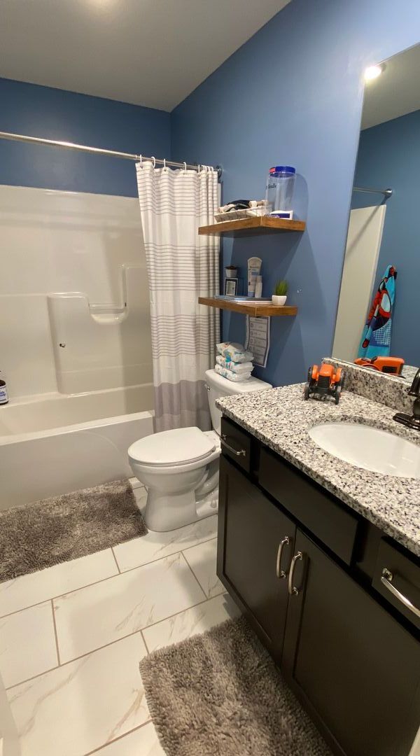 Building Photo - 3 bedroom 2 bathroom house with fenced in yard