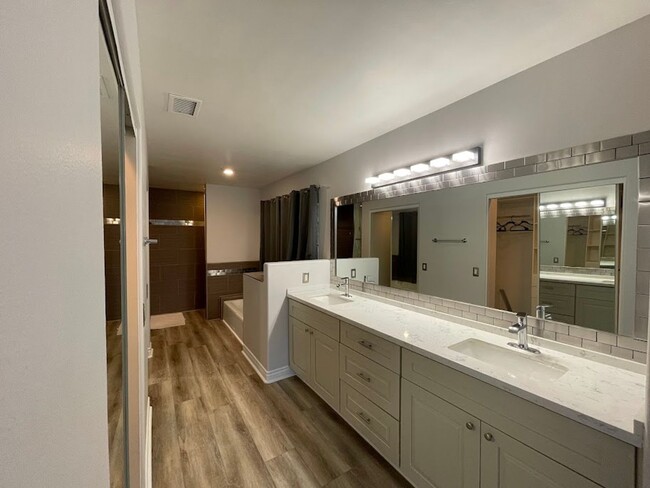 Building Photo - Newly Remodeled 3 bed 2.5 bath Long Beach ...