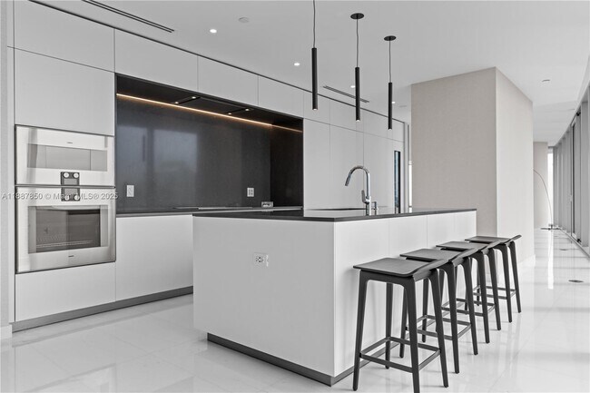 Building Photo - 300 Biscayne Blvd Way