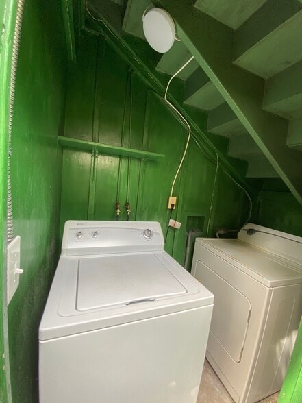 Laundry room in private courtyard - 3221 Herschel Street