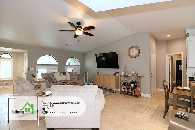 Building Photo - 705 Country Oak Dr