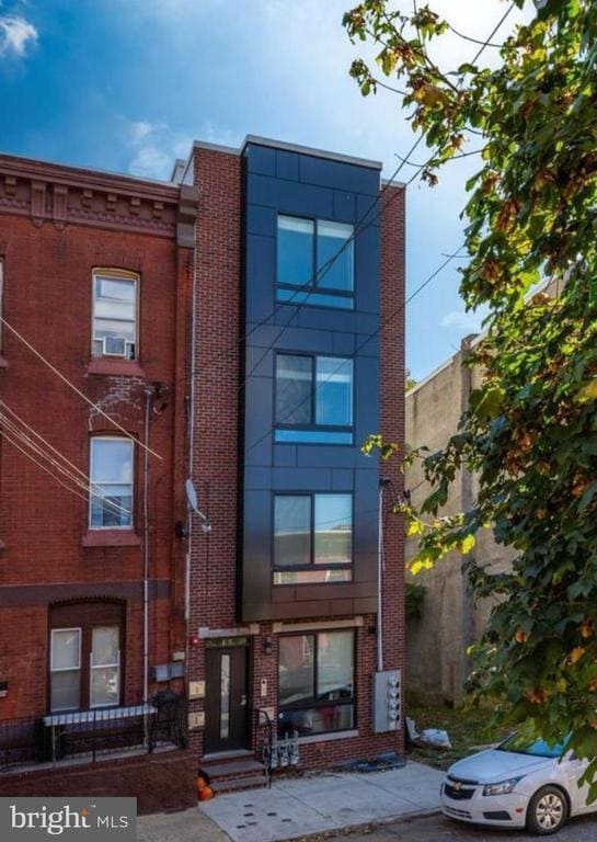 Primary Photo - 1925 N Marshall St