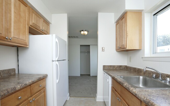 Kitchen-Classic - Claridge Court Apartments