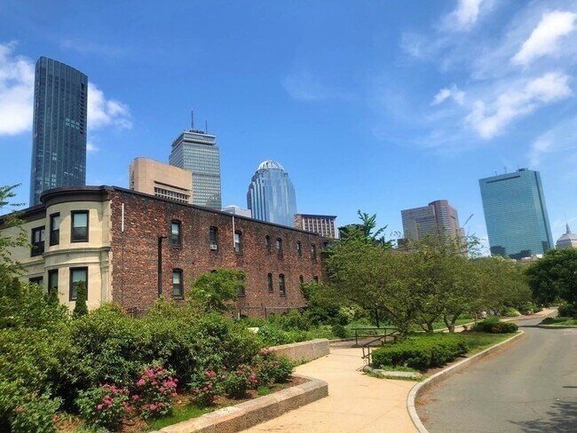 Building Photo - 20 Wellington St