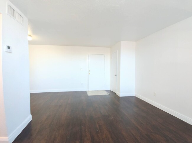 Building Photo - Gorgeous and Spacious 2/1 Unit in Hialeah