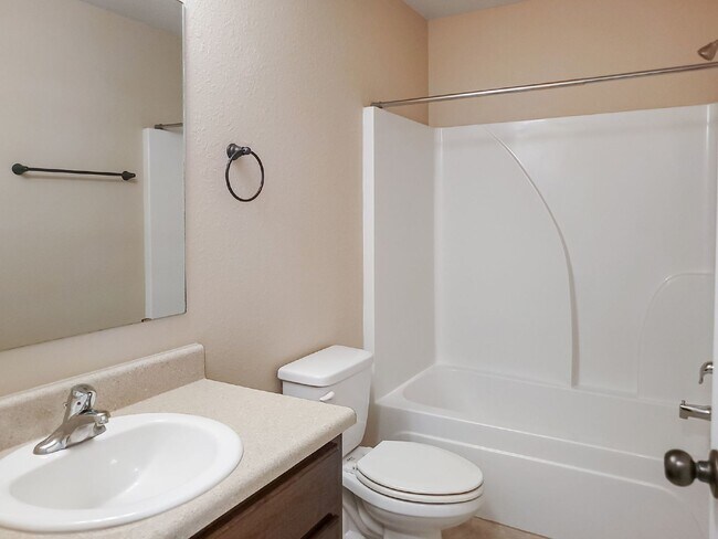 Building Photo - Clean and spacious home!