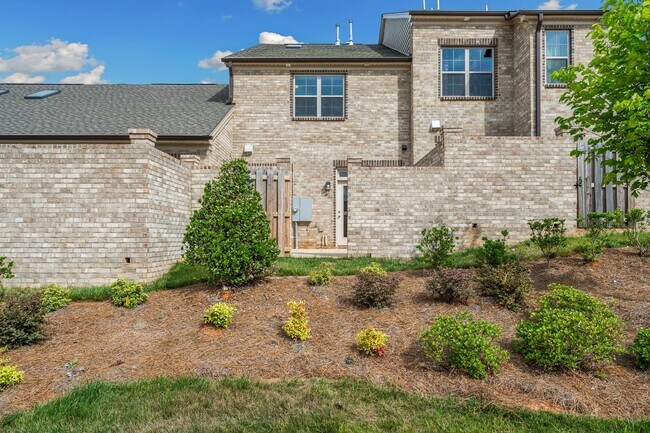 Building Photo - Available NOW! 2BR/2.5BA Townhouse in Mebane