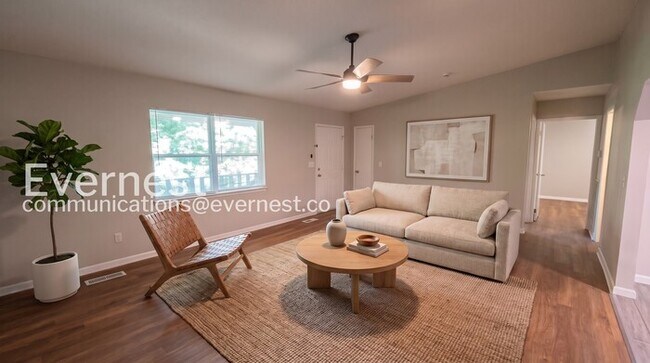 Building Photo - 3 Bed/2 Bath Home with Fenced Yard / Available Now!