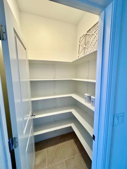 Building Photo - 1570 Pinchot Dr