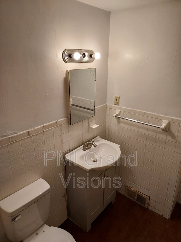Building Photo - 623 W William St