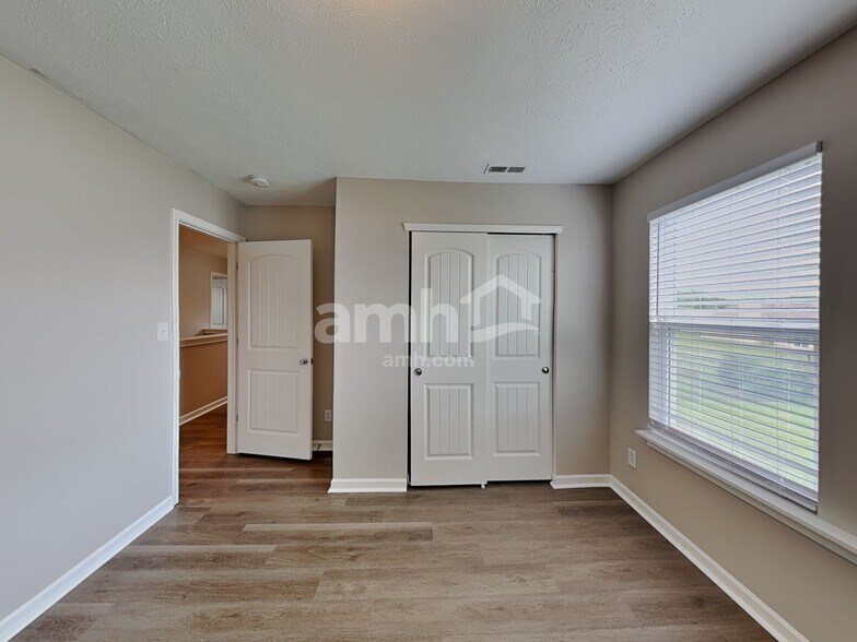 Building Photo - 1127 Fiesta Dr