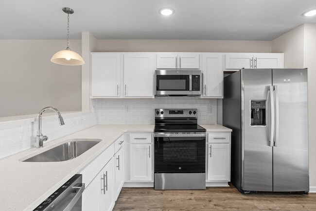 Building Photo - 3 bd 2.5 Ba Townhouse