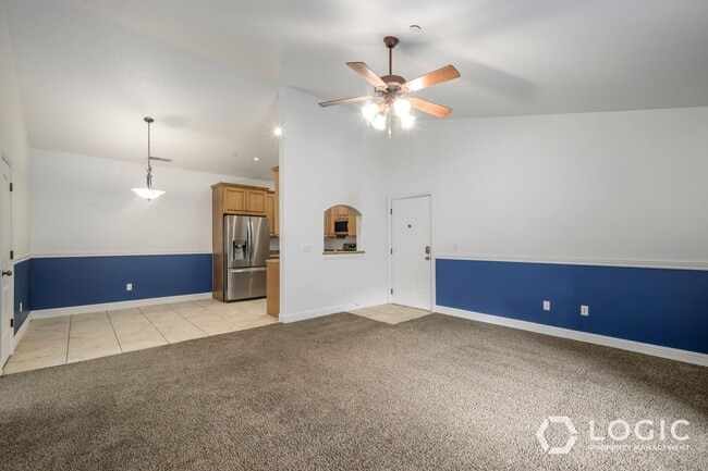 Building Photo - Stunning Top Floor Condo in Great Location!