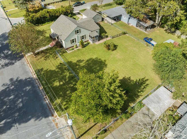 Building Photo - 3 br, 1.5 bath House - 302 East 12th Street