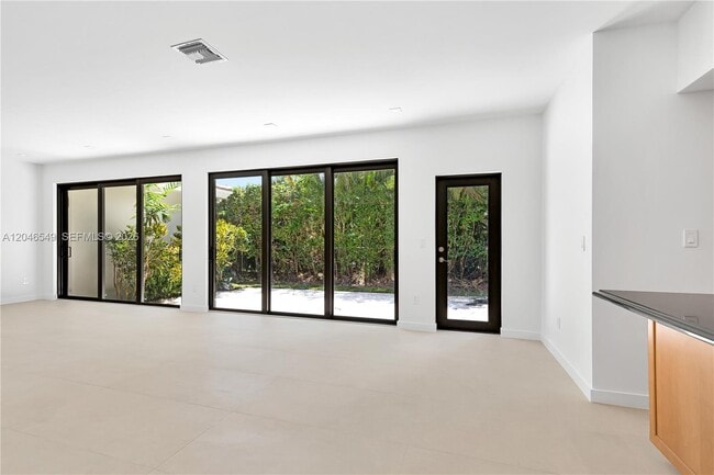 Building Photo - 950 Bayamo Ave