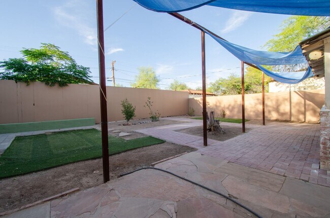 Building Photo - Iconic Sam Hughes Bungalow! Steps away from University of Arizona Main Campus!