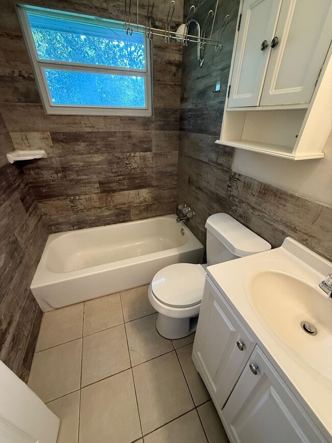 Building Photo - 323 Meadowbrook Ln