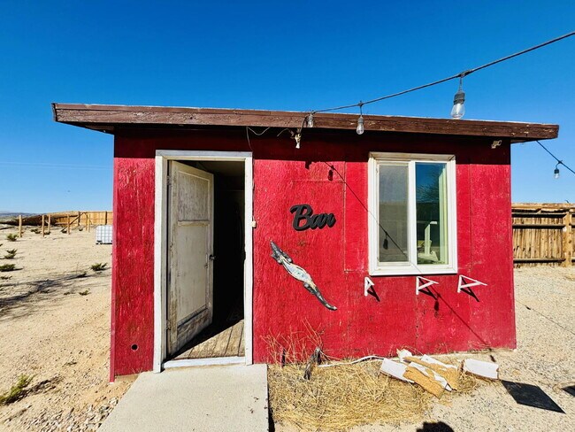 Building Photo - 4 bedrooms, 2 kitchens, 2.5 bathrooms, lau...