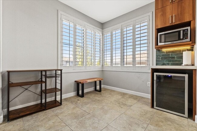 Building Photo - Modern Summerlin 2 Bedroom Condo with Garage - Fully Furnished