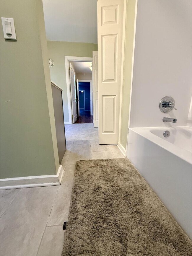 Building Photo - 124 W Hamburg St