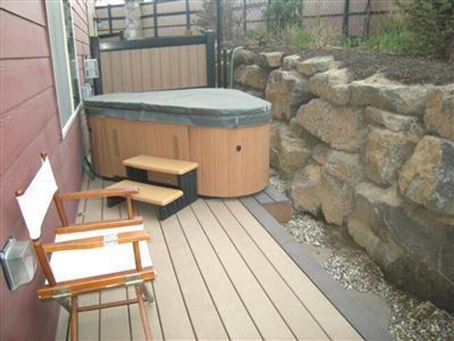 Building Photo - 2 story townhome close to trails!